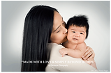 maman asiatique embrasse joue enfant