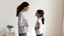 Firefly_Parent et enfant de 8 ans debout se faisant face, en train de jouer ensemble à un 