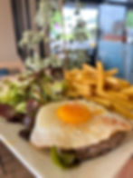 Steak haché et son œuf à cheval (150 gr env.), frites et salade