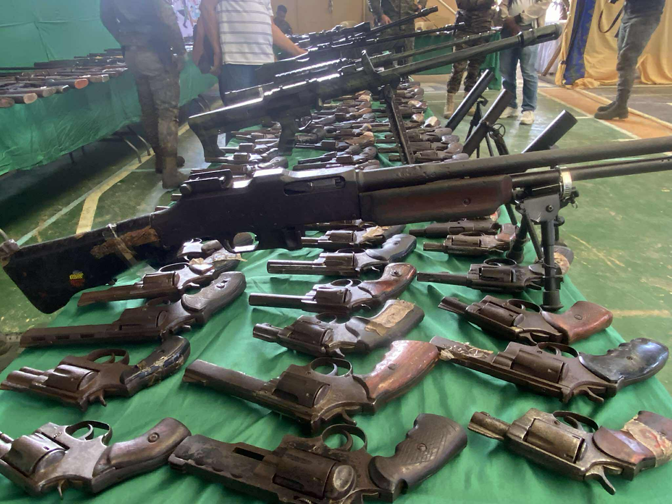Mahigit 600 na mga armas na nalikom ng 57th IB at JPST mula sa mga residente ng Upi, MDN, iprenisinta ngayong araw kay Western Mindanao Commander Major General Donald Gumiran