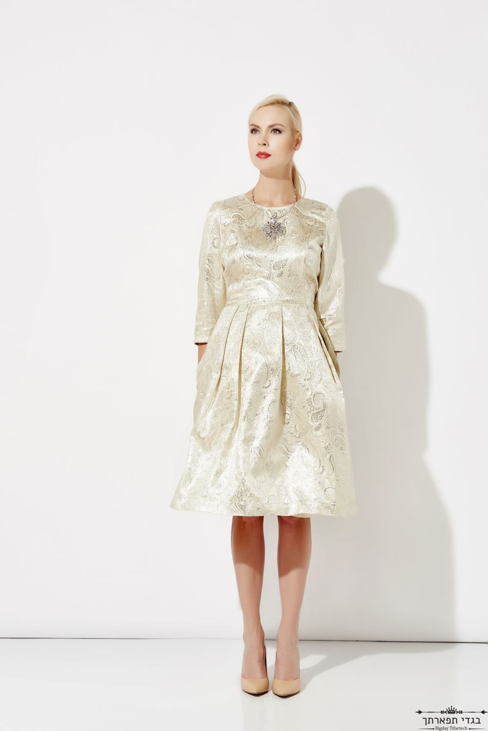 שמלת ברוקרט זהב