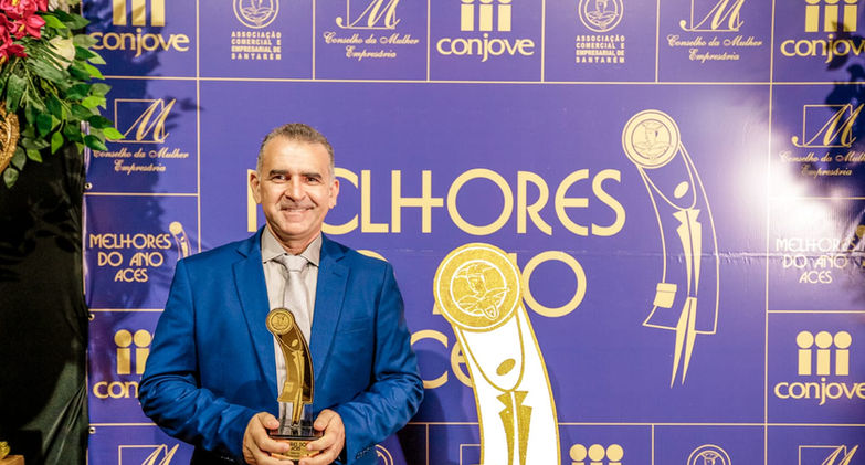 Reginelson de Sá Maia, proprietário da Agrosanta, e seu filho Rodolfo Maia recebem o prêmio da Associação Comercial e Empresarial de Santarém