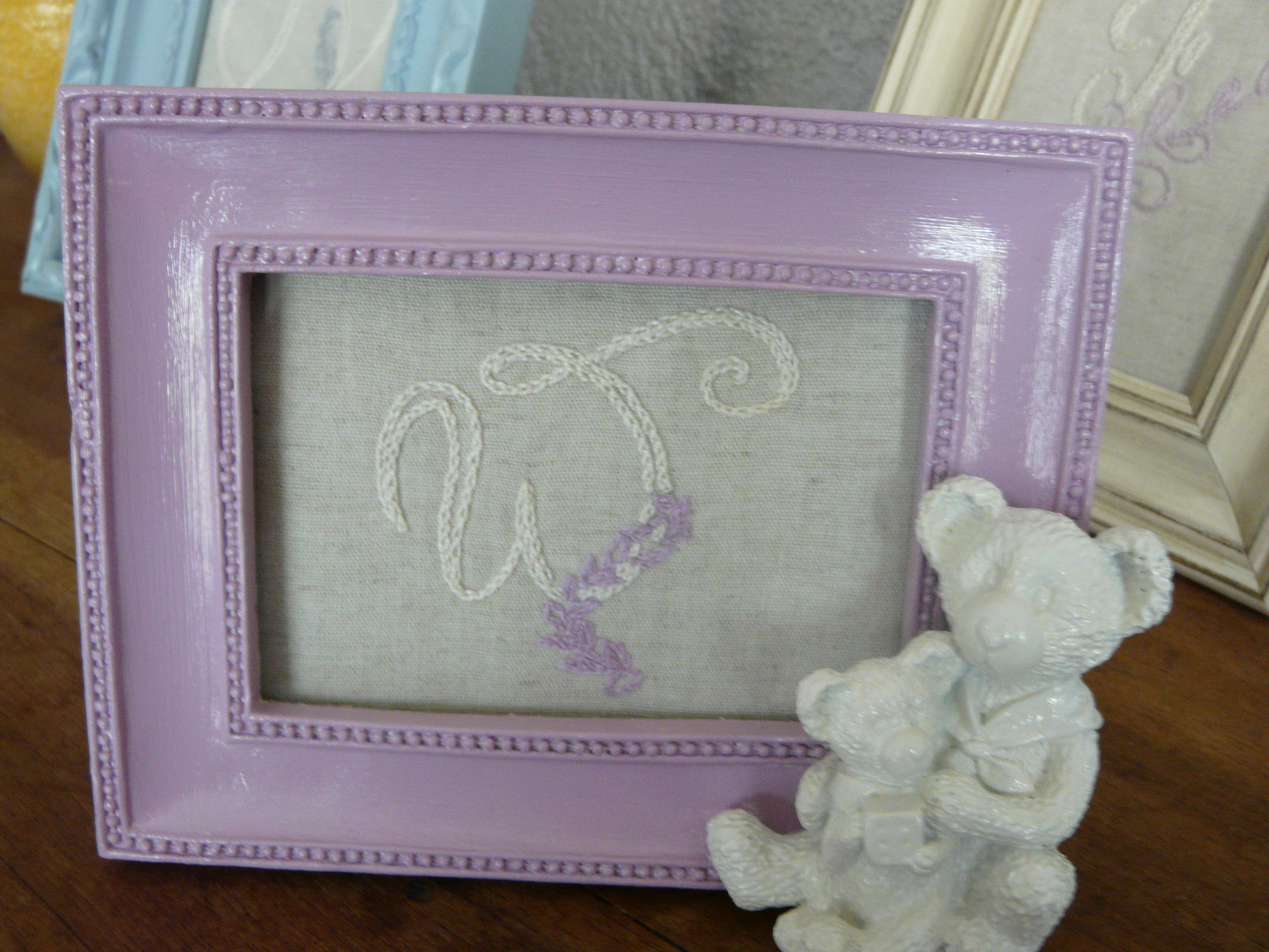 Lettre "W" Brodée, encadrée