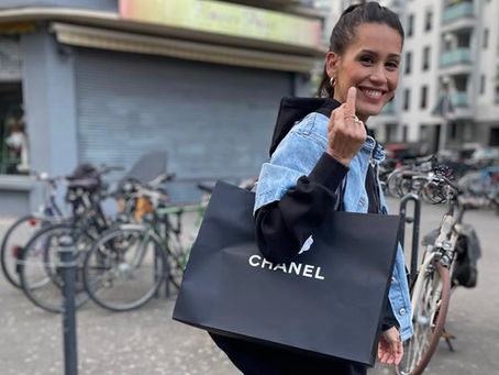 Frau mit Chaneltasche geht durch die Straßen von Köln