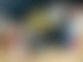 Zwei kleine Mädchen räumen eine Küchenschublade aus