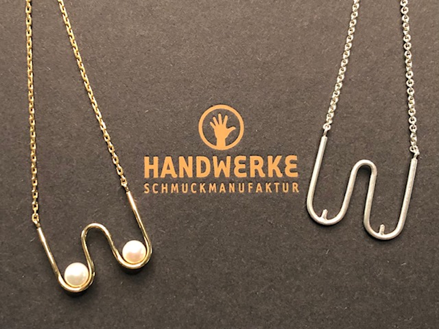 Zwei Halsketten aus Gold und Silber.