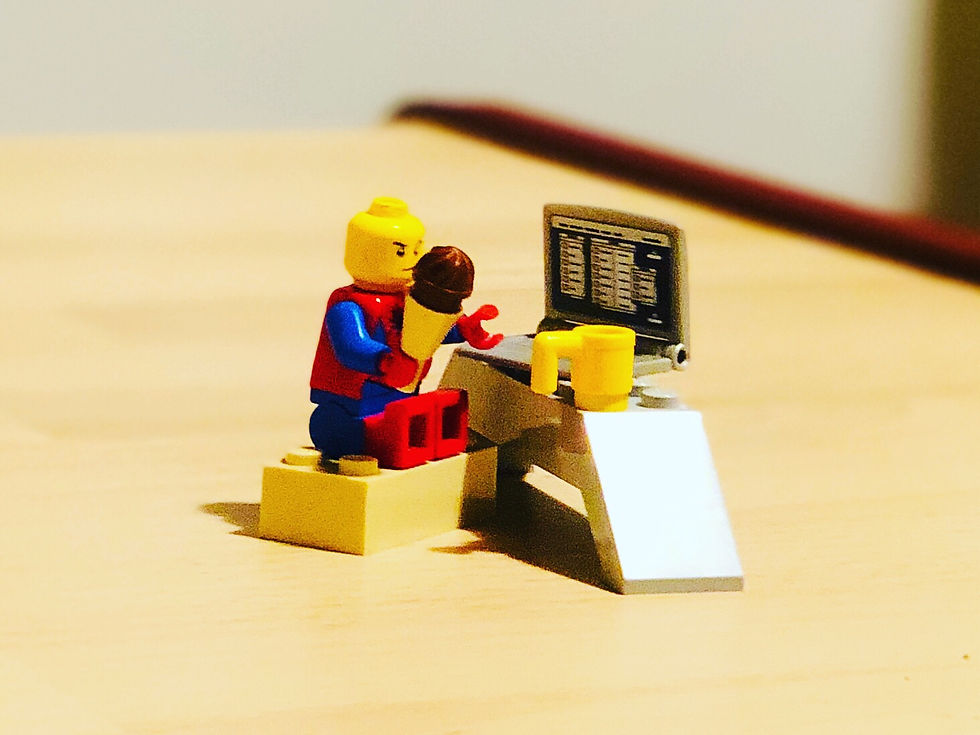 Lego-Männchen sitzt im Homeoffice