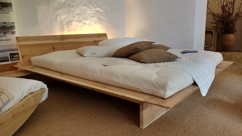 letto in cirmolo trentino