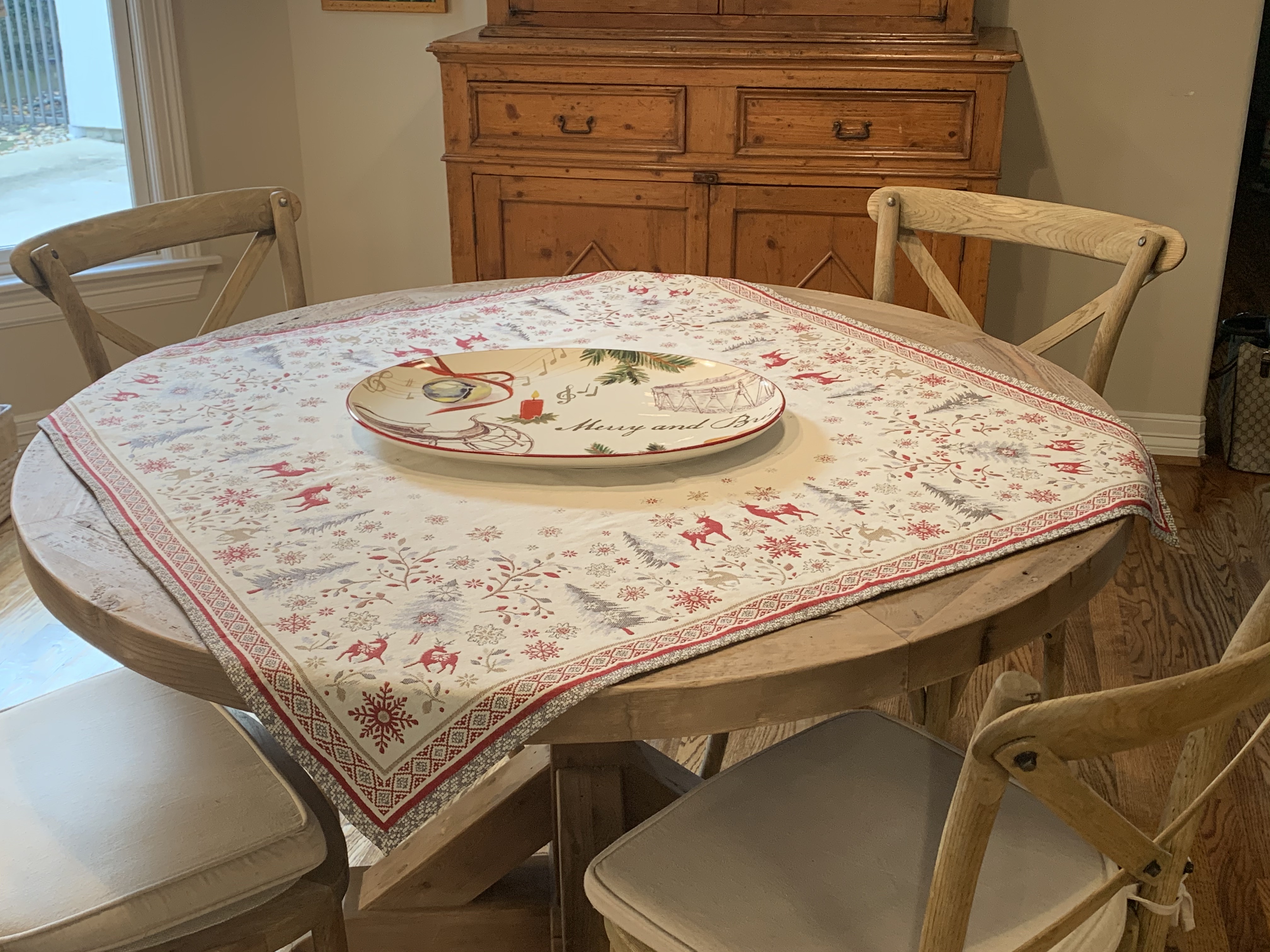 Vallee de Neige Embroidered Holiday Table Toppers: Green