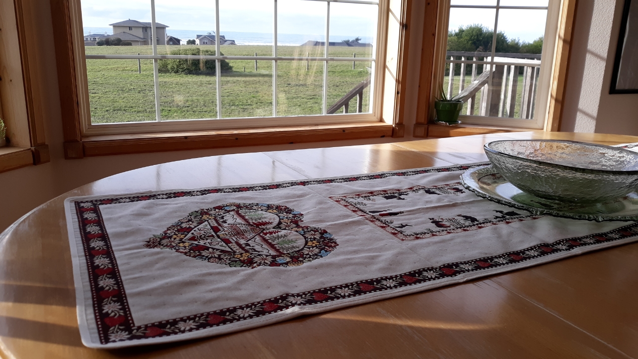 Coeur d'Hiver Embroidered Holiday Table Toppers: Natural