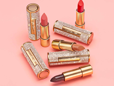 Dolly Parton Does Lipstick