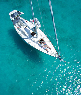 Velero en aguas turquesas