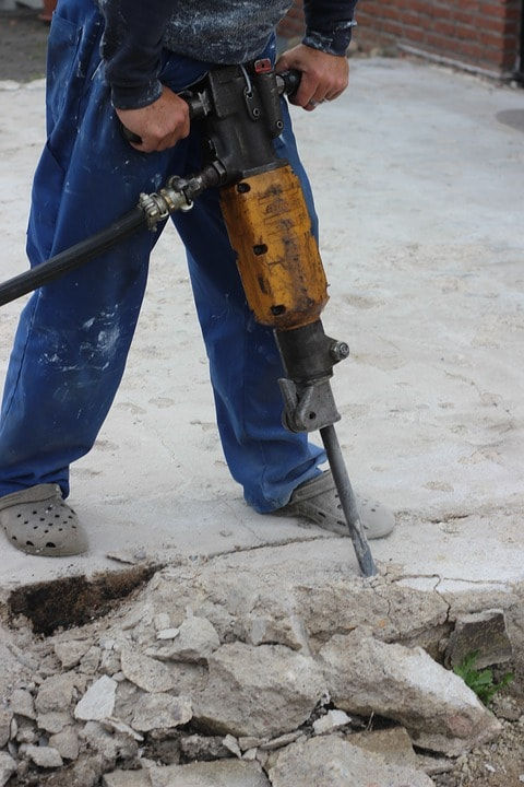 hammer-drill-1742656_960_720-min.jpg