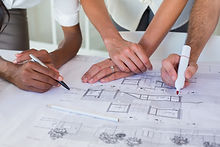 arquitectos-dibujando-planos_13339-12867