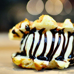 One scoop of your favorite ice cream sandwiched inside our perfect Liége waffle. Choose from one of our sweet sauce options to top it off!