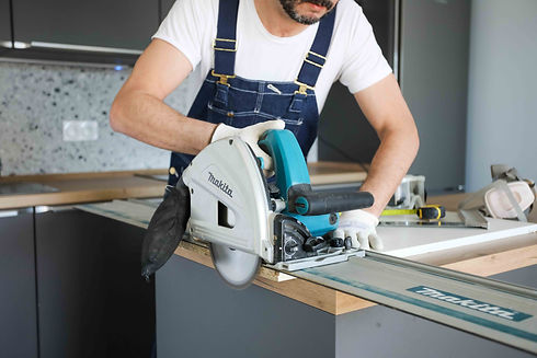 Bricoleur de l'enterprise Chics Types qui monte et installe des meubles chez un particulier ou une entreprise