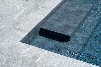 Hochwertiges Pool mit Natursteinumrahmung, grafische Detailaufnahme für Design und Architektur