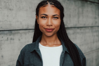 Frau mit langen Haaren und Jeansjacke vor Betonwand, authentisches Business-Portrait in Luzern