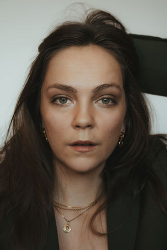 Nahaufnahme einer Frau mit dunklen Haaren und feinen Halsketten, Model-Shooting in Luzern