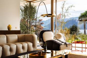 Wohnzimmer mit Designermöbeln an einer Lage am See in der Zentralschweiz, stilvolle Architektur und Produktfotografie
