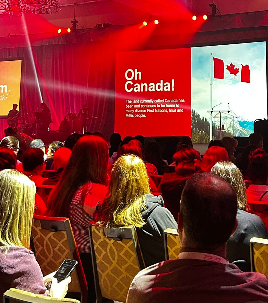 Rassemblement des personnes dans la grande salle du Sheraton pour la première journée du Conseil Mondial des YMCAs.