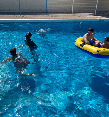 Baignade en piscine lors d'une sortie avec les résidents du foyer YMCA Villeurbanne