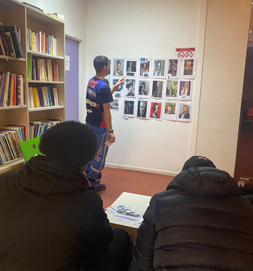 Atelier en petit groupe dans une salle de la résidence YMCA Villeurbanne