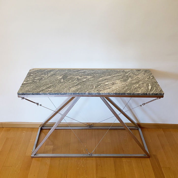 Vista frontale della console Erudita in acciaio con piano in granito – Miletto Atelier