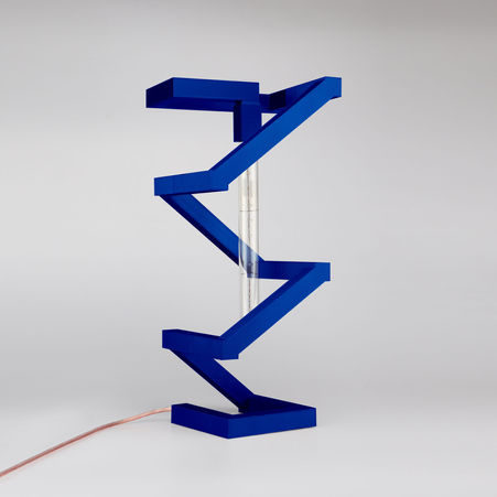 Lampada da tavolo Spirale stampata in 3D, versione blu su sfondo bianco