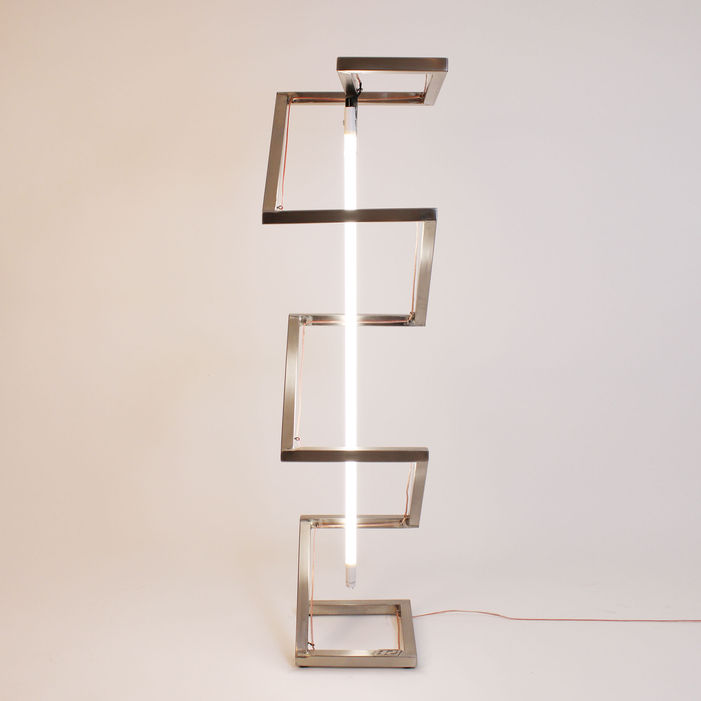 Vista frontale della lampada Spirale in acciaio inox