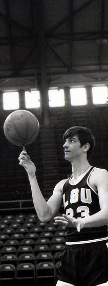 pete-maravich-spinning-ball-on-finger-retro-images-archive.jpeg