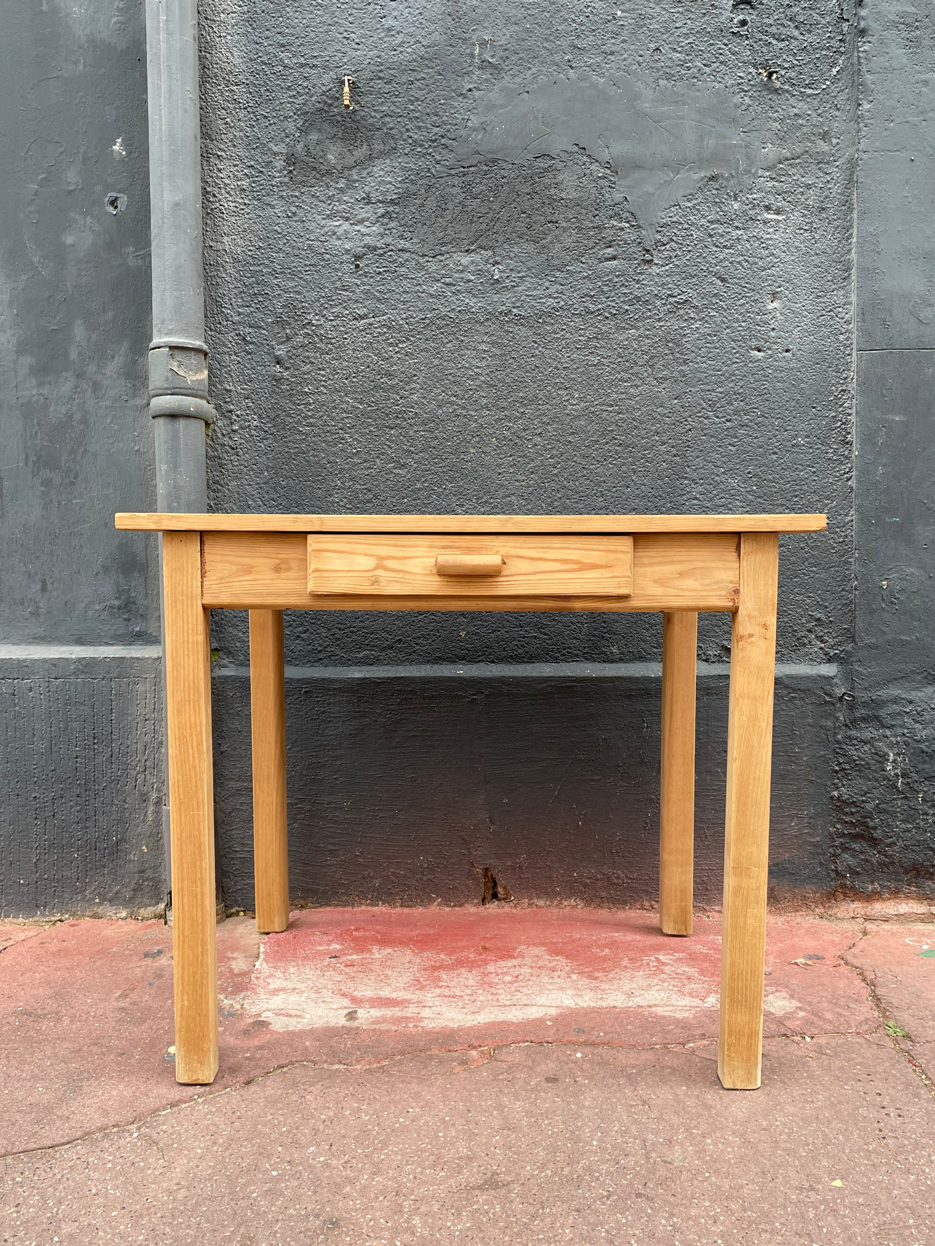 Petite table avec tiroir