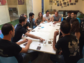 איך הופכים ישיבות חברה משעממות לים של יצירתיות. ו-15 רעיונות לכיף במשרד