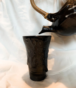 Théière avec un verre