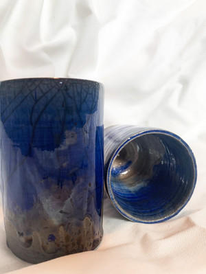 Verre bleu foncé avec décoration à l'intérieur