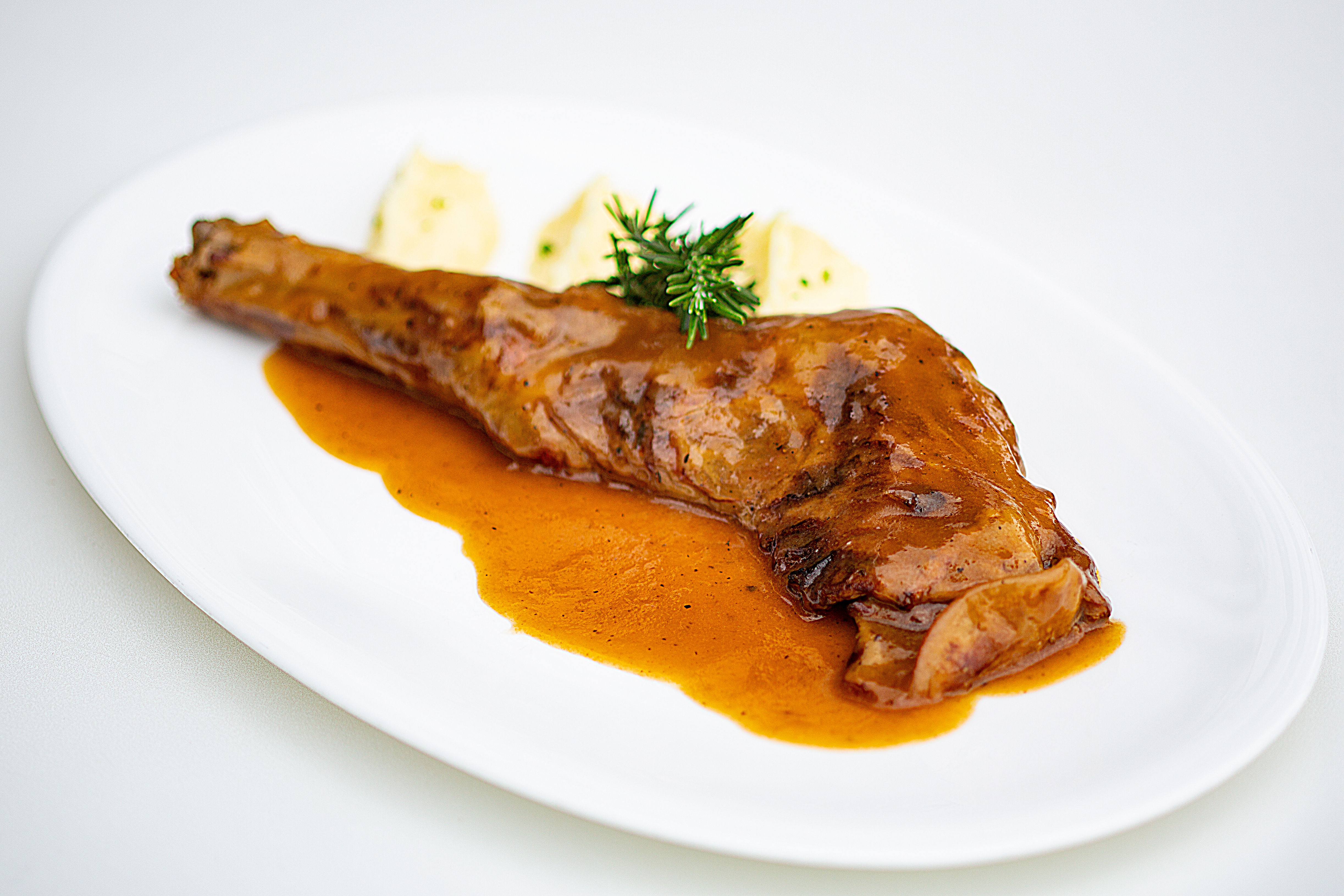 Espaldita de cordero lecha al horno (plato salseado)
