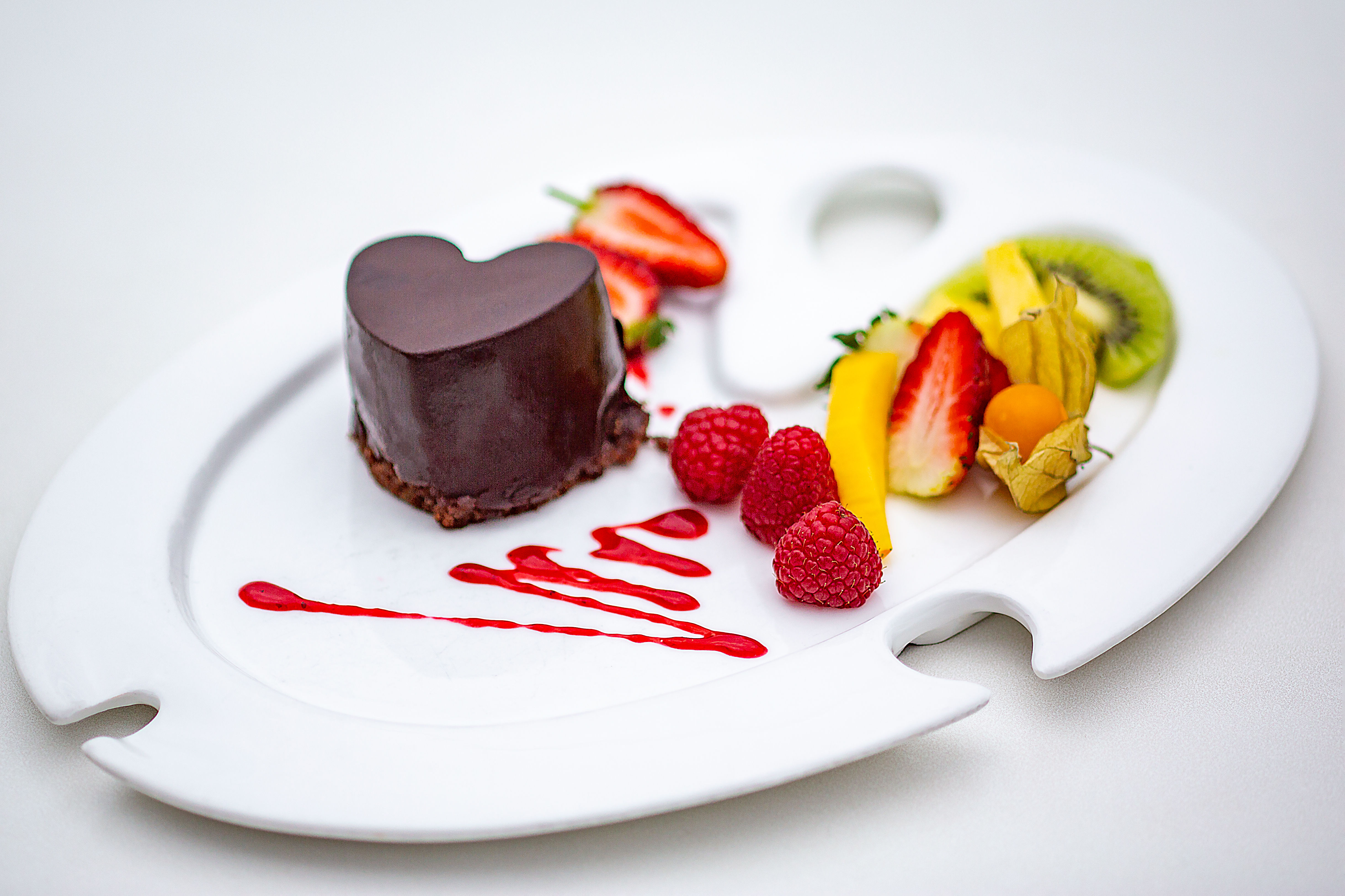 Tarta de chocolate con coulis de frambuesas