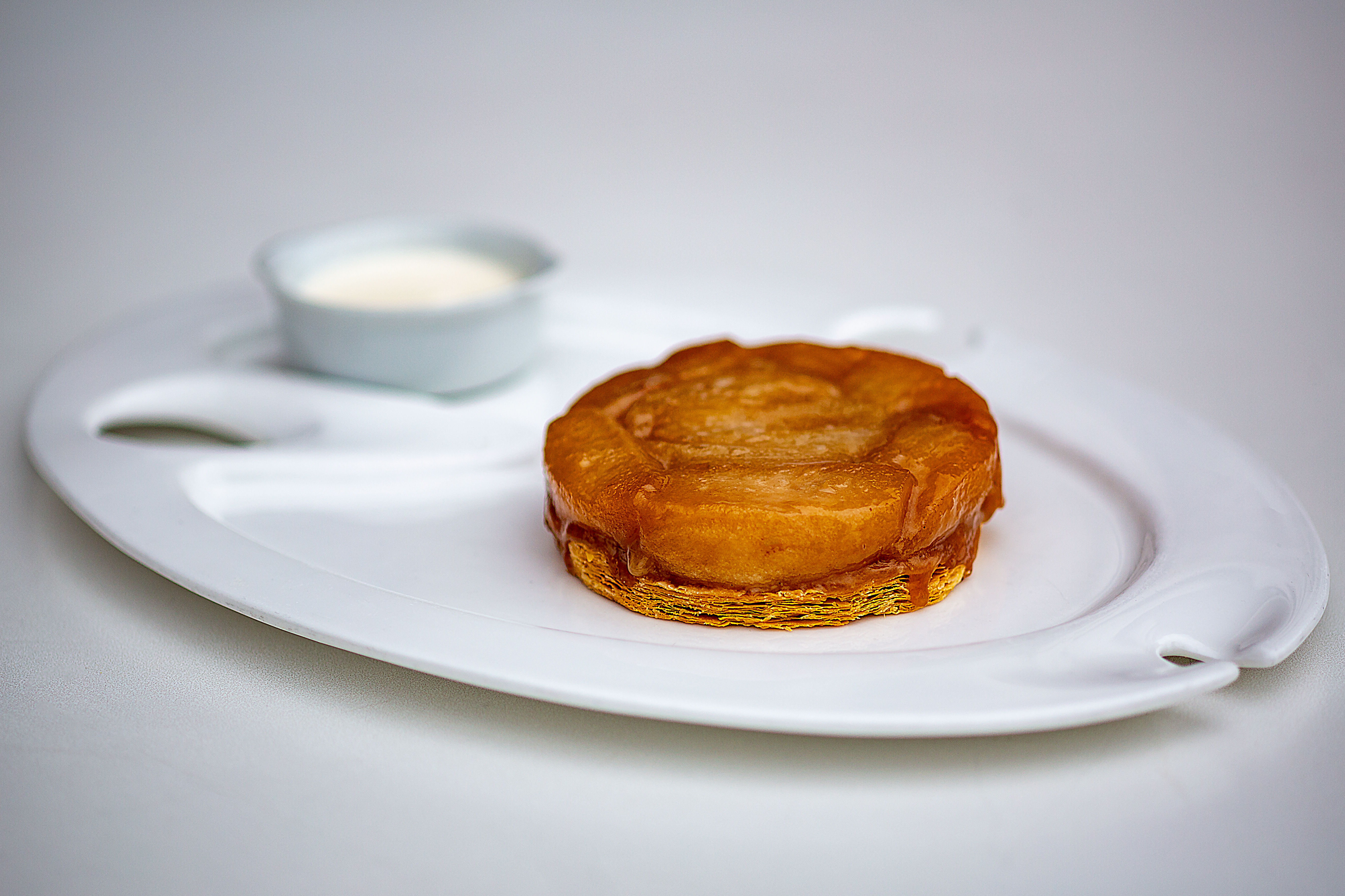 Tarta Tatín servida con crema de leche