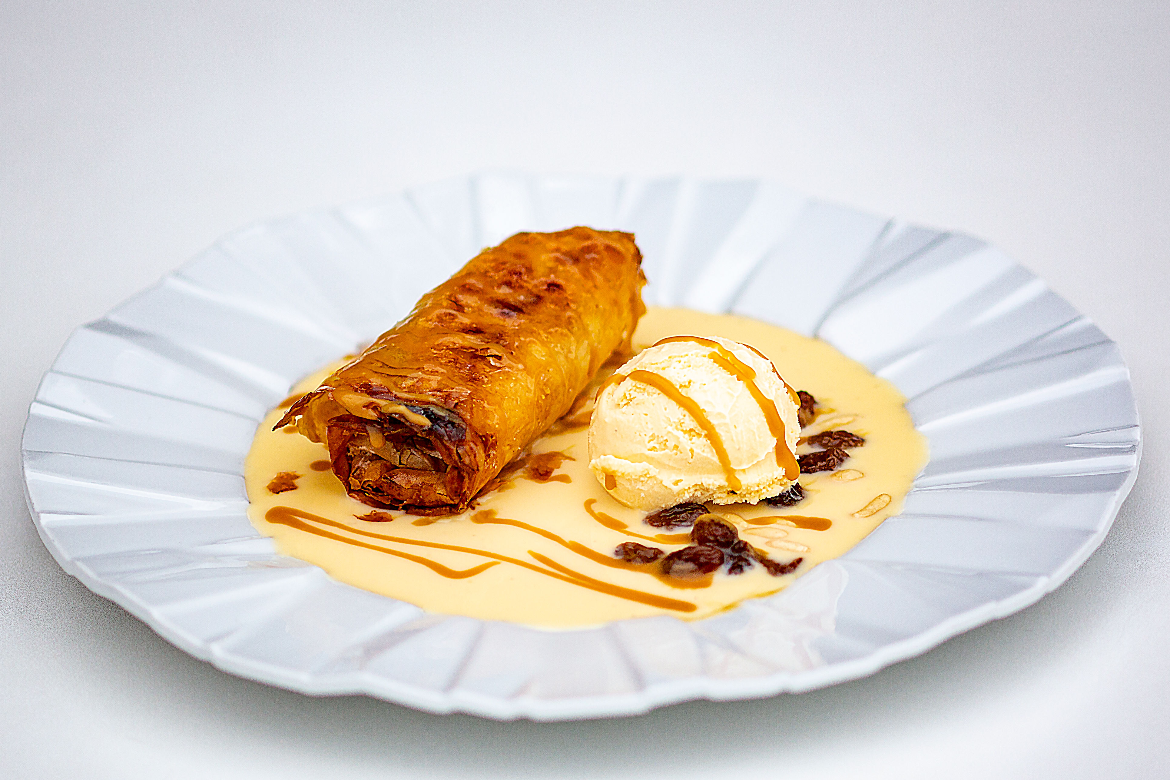 Crujiente de manzana, crema inglesa y salsa de toffee