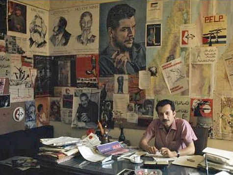 Ghassan Kanafani siede nel suo ufficio