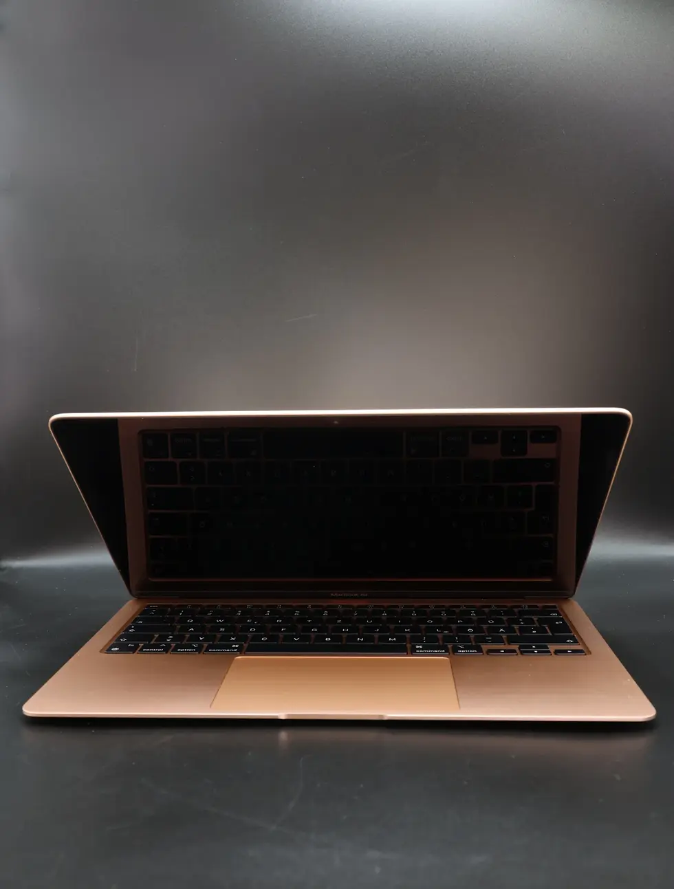 Indexkép: Apple MacBook Air 13″ 2020 M1 256 GB SSD 8 GB RAM Gold 89% ENG Bill