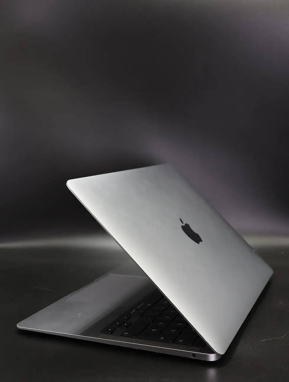 Indexkép: Apple MacBook Air 13″ 2020 M1 256 GB SSD 8 GB RAM Silver 84% HUN Bill