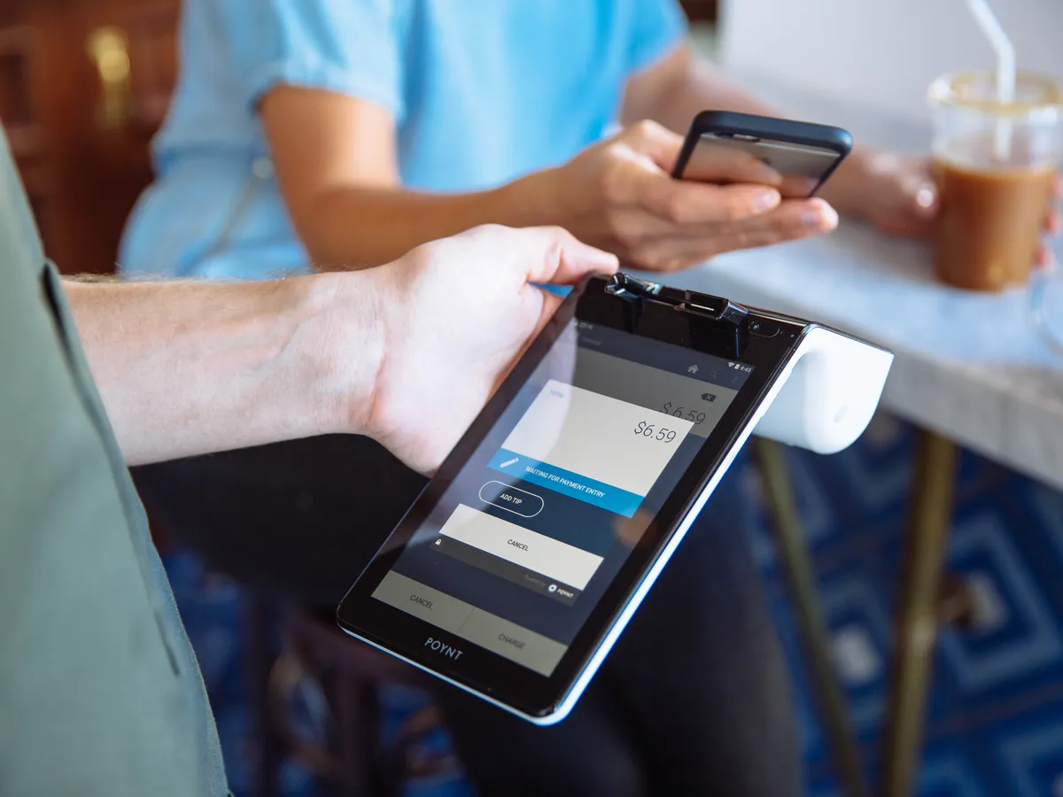 poynt-apple-pay-at-table.webp