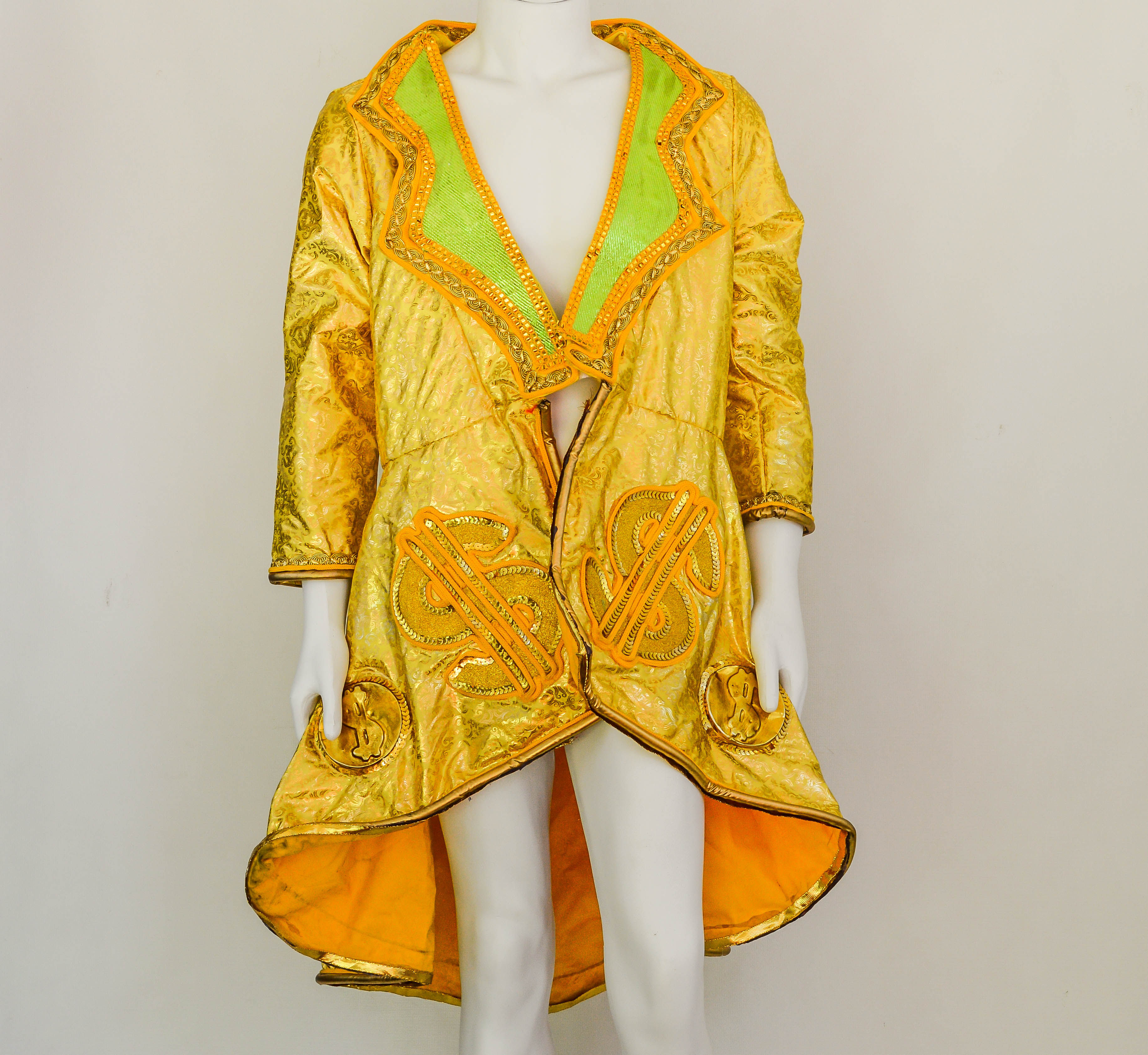 Paletó amarelo e dourado **