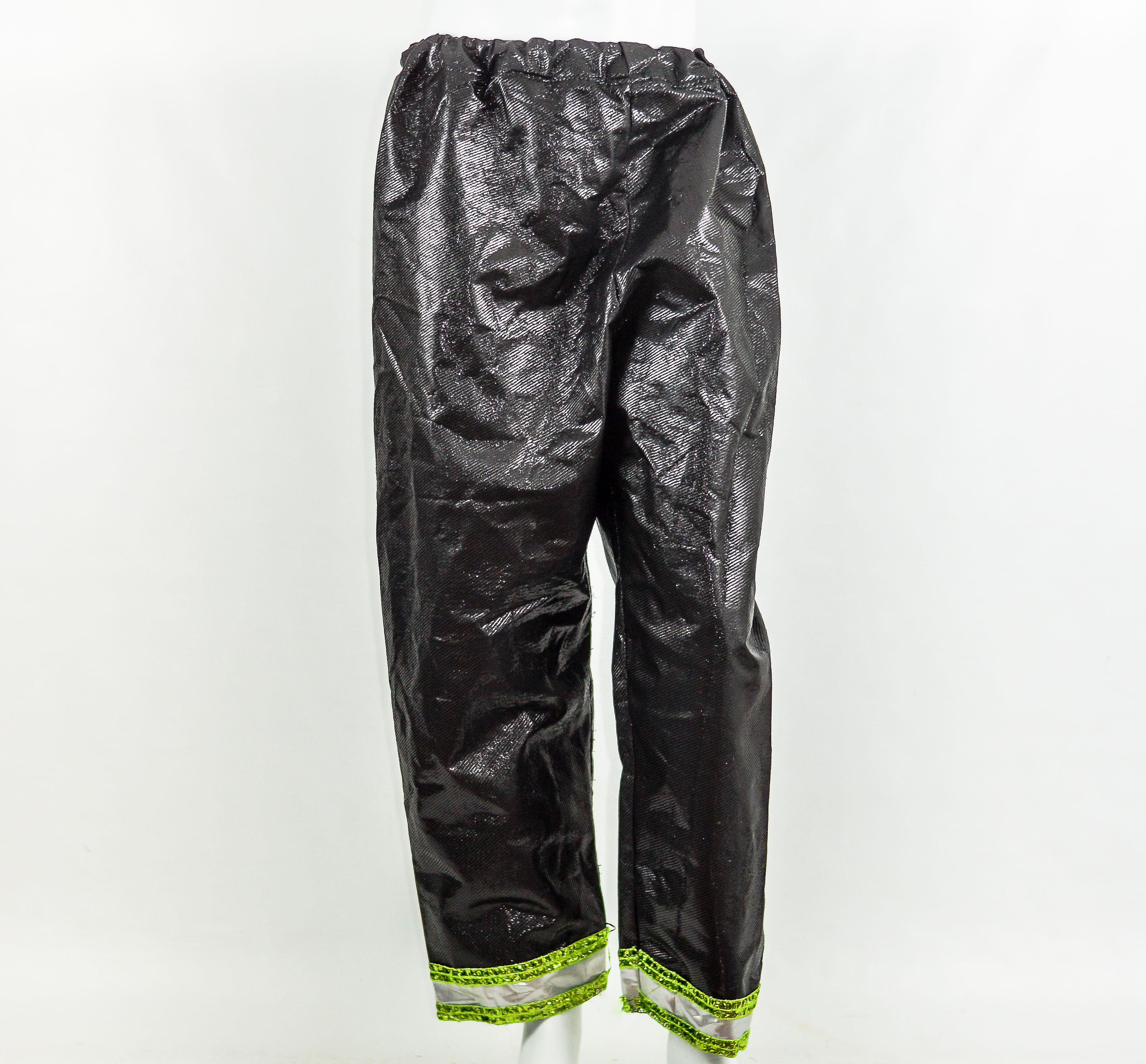 Calça preta com listra verde %