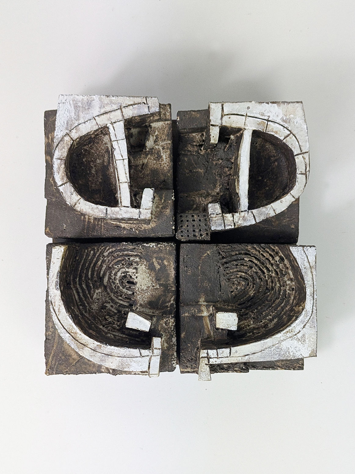 HOLD | H. 14.5 cm | By Nina Gera