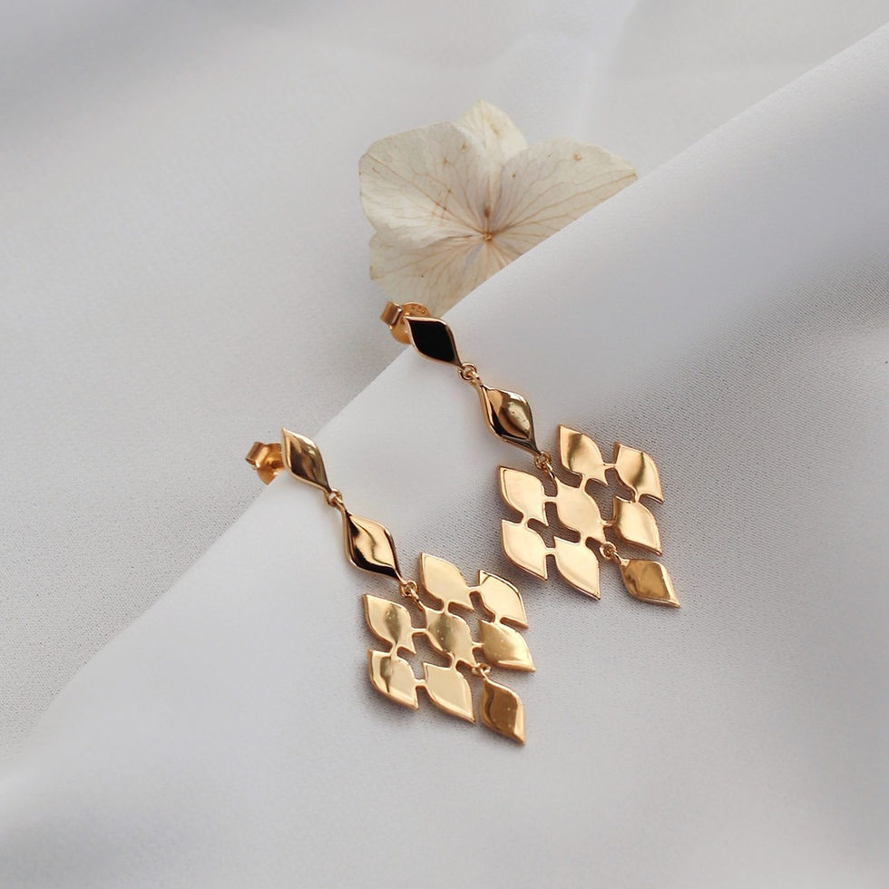 Thumbnail: Gold earrings with dropper made of pieces of gold in the L&L shape