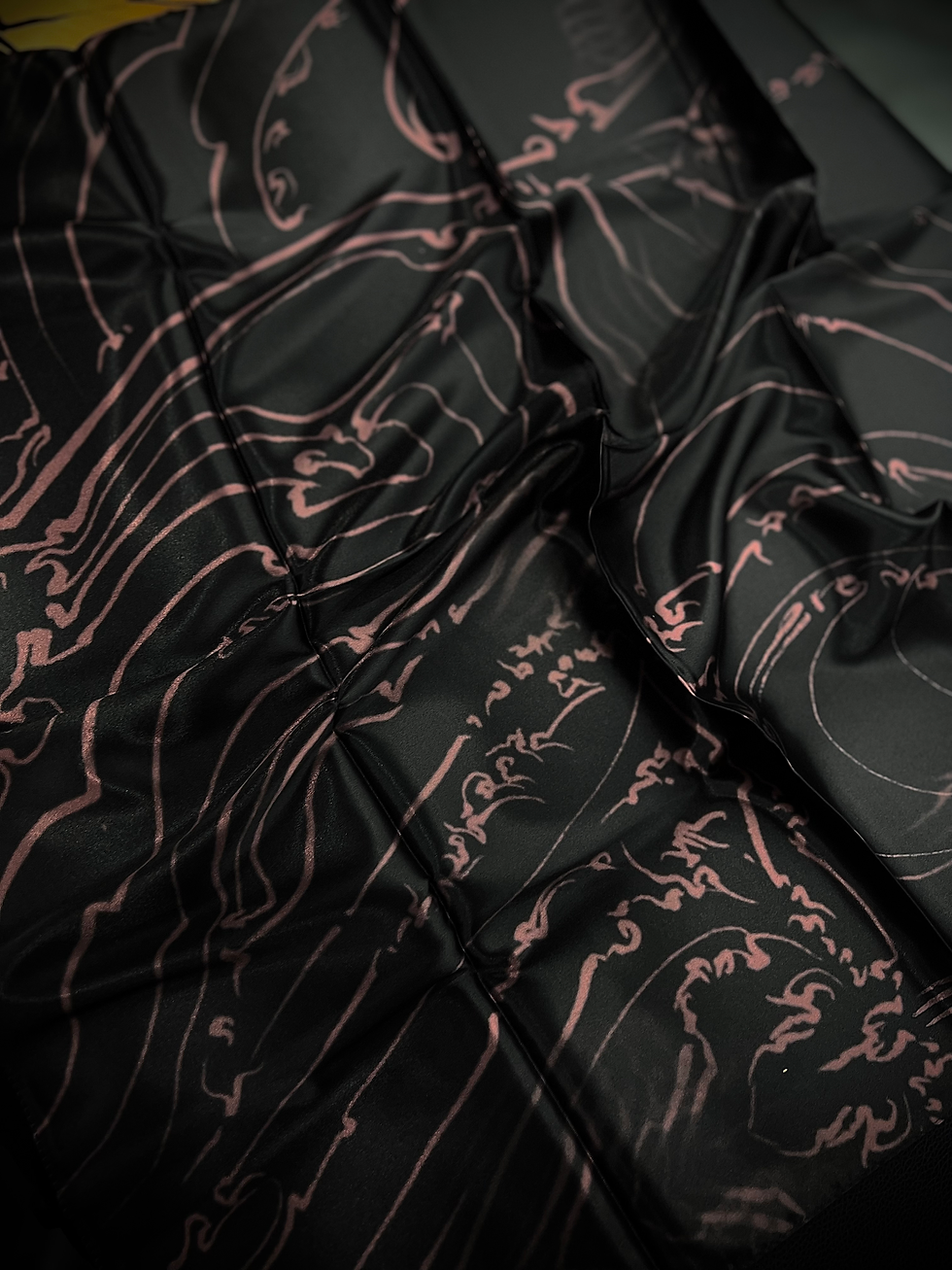 縮圖：Silk scarf by Omtaktakom