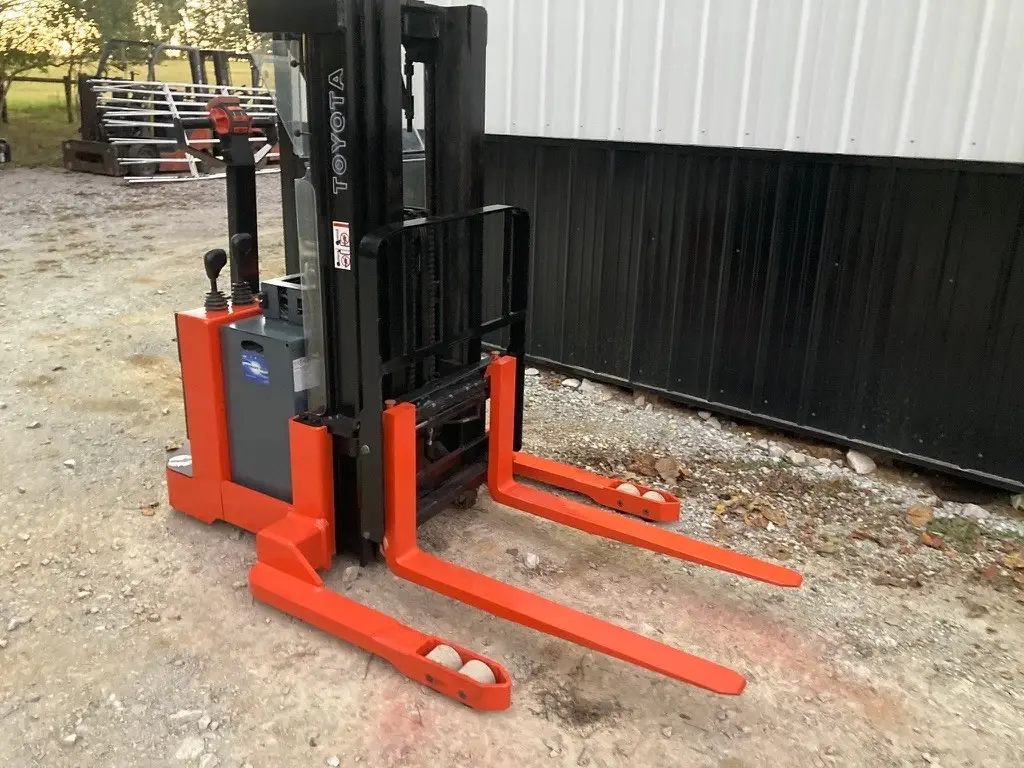 2018 Toyota Electric Stacker Straddle Lift Pallet Jack Forklift