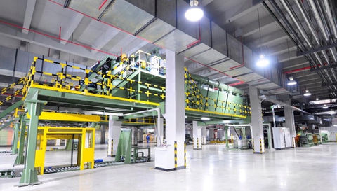 Batch off machine with auto pallet system - An image depicting a batch off machine with an automated pallet system. The picture showcases a conveyor belt-based batch off machine used in the rubber industry for cooling and stacking rubber sheets or strips. The auto pallet system is visible, transporting the stacked rubber sheets onto pallets for efficient and organized handling. The machine and system work together to automate the process of cooling and palletizing rubber products, increasing productivity and streamlining operations.